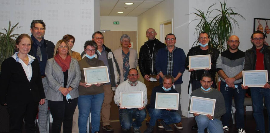 Les six diplômés et l’équipe de direction, de financement, de formation et d’évaluation. | OUEST-France
