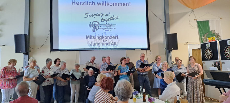 Die Chormitglieder starteten mit einigen Liedern - Foto: Bom