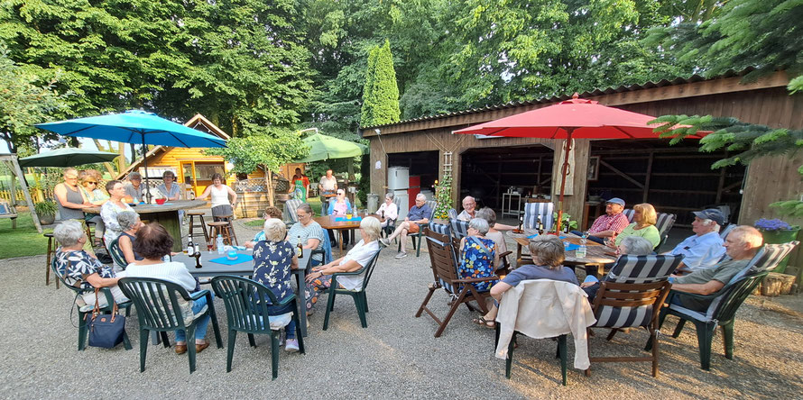 bei herrlichstem Wetter mit netten Menschen den Abend genießen