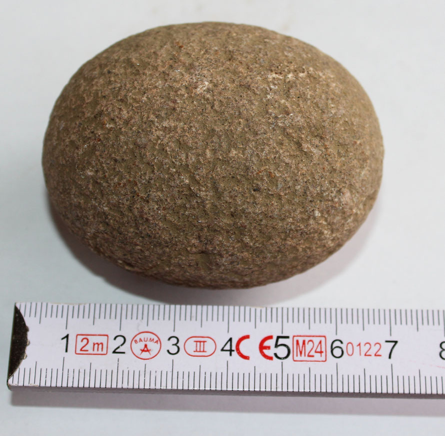 Kleinere Exemplare, hier auch ein faustgroßer Granitstein, treten häufiger als Fundsteine auf.