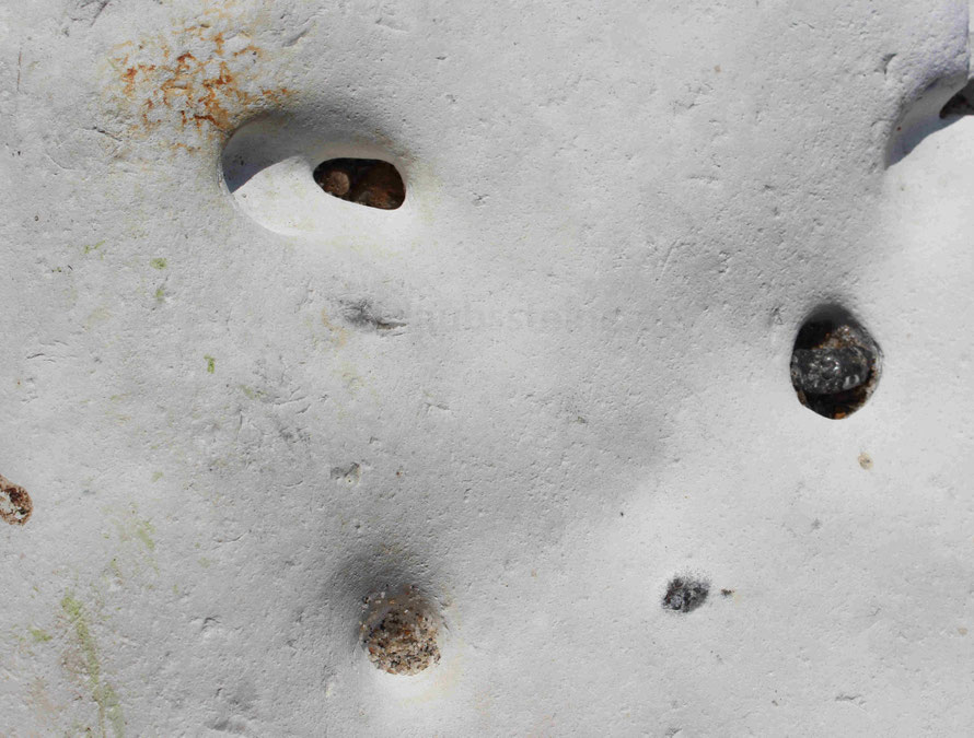 Im Kalkstein selbst finden sich manchmal Kuhlen und Löcher, die durch kleine Kieselsteine und Sand durch die Wellenbewegungen allmälig sich tiefer in den Stein graben.