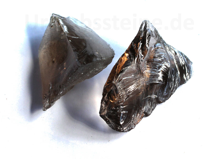Zwei Splitter von Rauchquartz. Fundort: Brasilien.