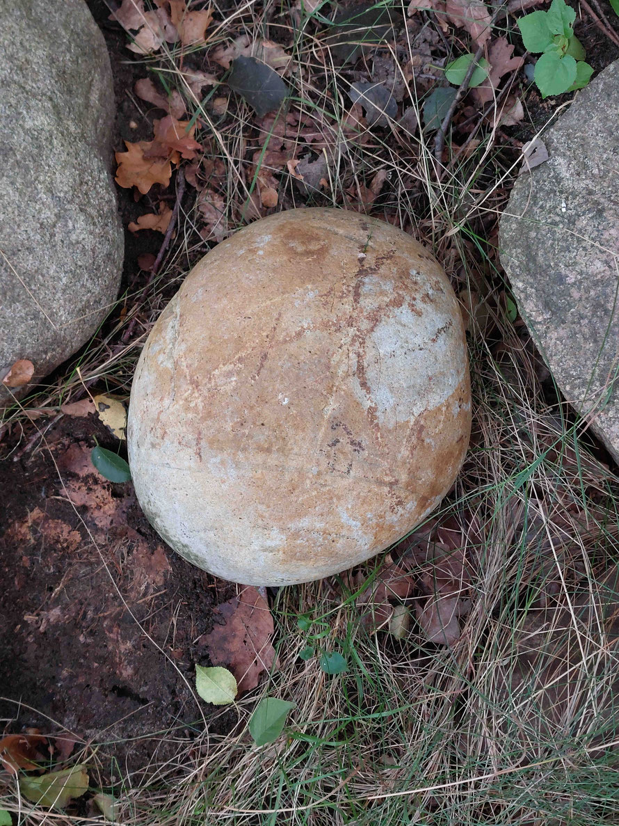 Formschöner abgerundeter Quarzstein, kopfgroß. Geschiebestein, Ackerfund.