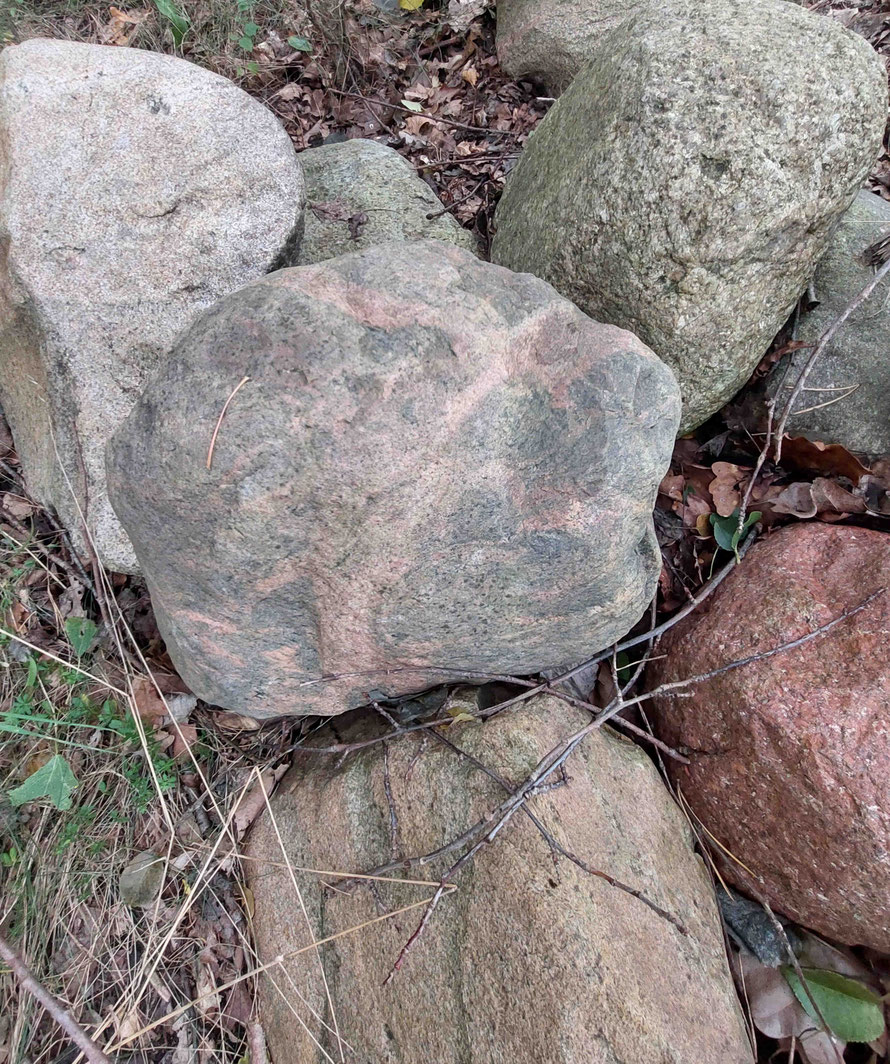 Granitstein mit roter Maserung.