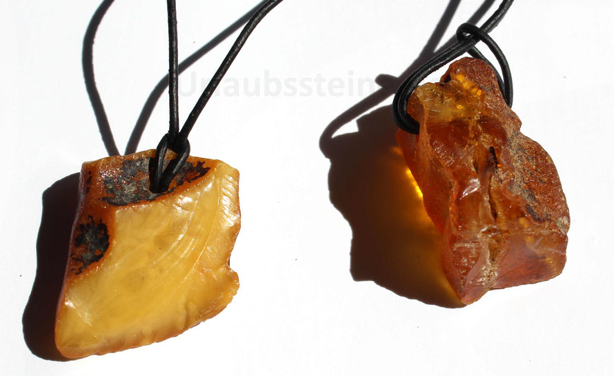 Bernsteinstücke in honiggelb und rotbraun. Diese stammen von der Nordsee.