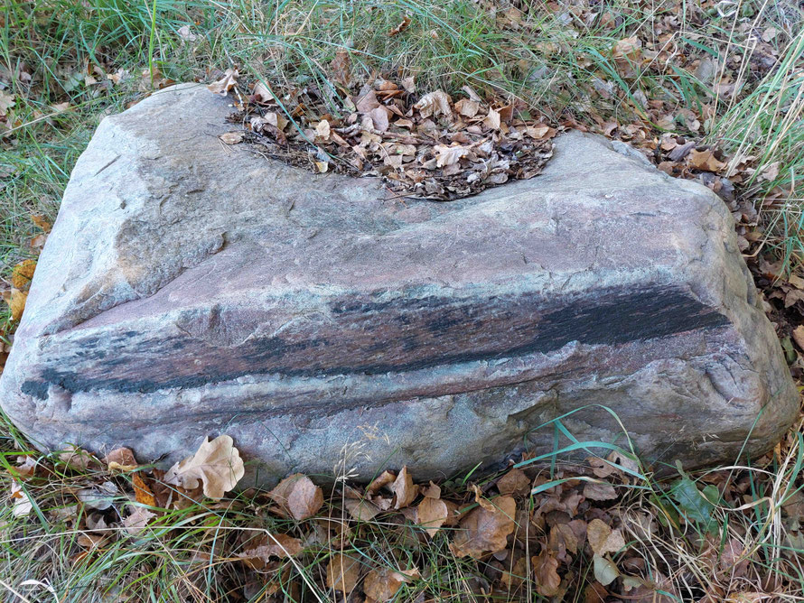 Weiterer Granitstein mit schwarzen und roten Maserungen.