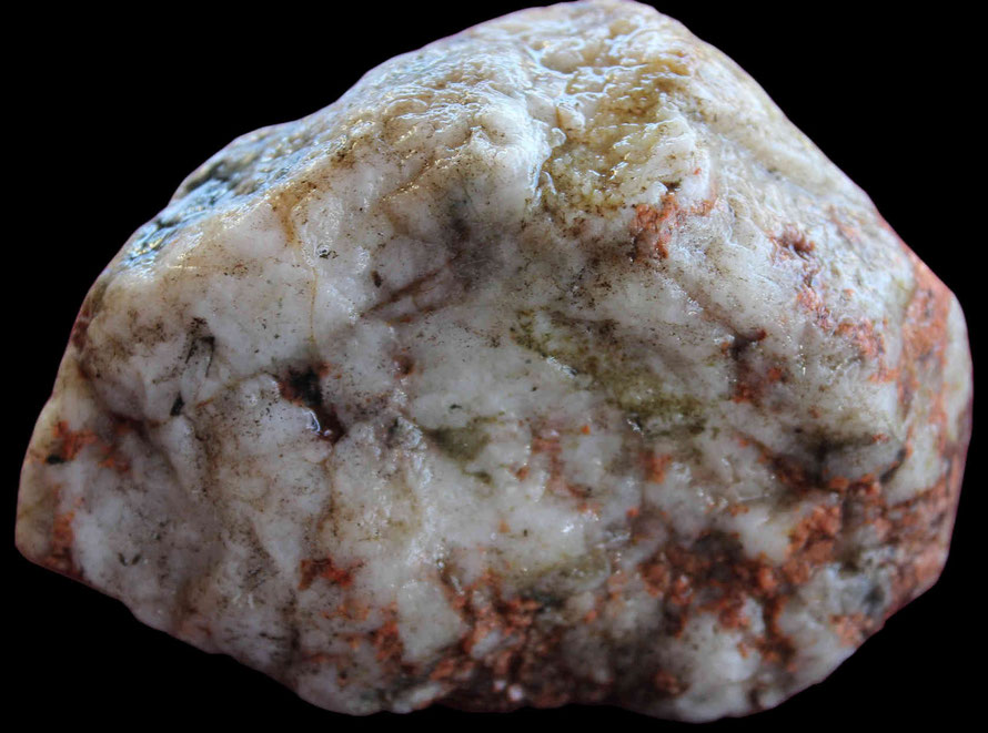 Quarz mit Feldspat (rote Stellen).
