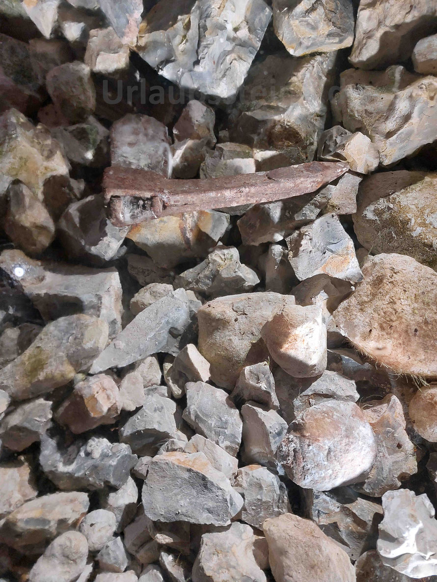 Historische Bergbauaxt im Kalksteinbergbau.
