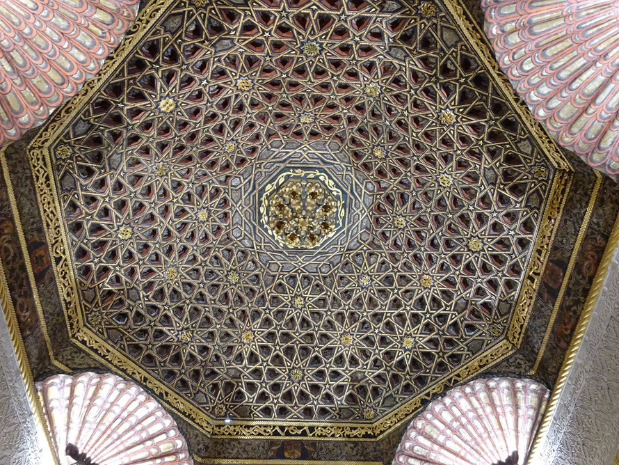 Le plafond du XVe siècle de style mudejar du salon oriental  provient d'un palais de Tolède. La reconstitution de ce plafond fait de 3600 pièces demanda un an de travail.