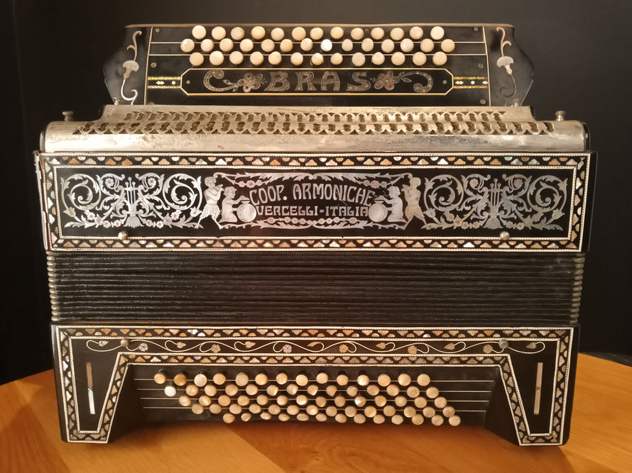 Accordéon mixte Cooperativa Armoniche, années 1920, tonalité sol-do-si (collection privée, cliché Tiennet Simonnin)