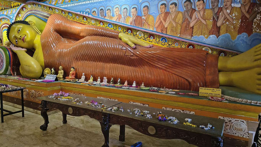 Liggende Boedhha in de Isurumniya Viharaya-tempel in Anuradhapura