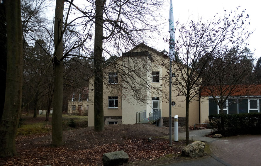 Das ehemalige Ladenkombinat (oben), Das heutige "Haus Berlin" (unten)