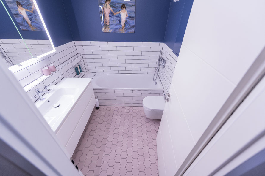 Raisch Fliesenfachgeschäft und hochwertige Fliesenarbeiten in der Region Stuttgart - hier: Badezimmer Fliesen hexagonal rosa und Riemchen in weiss - www.raisch-fliesen.de - Totale Anblick