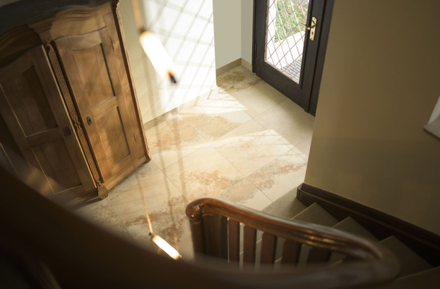 Stadtvilla-Treppenhaus mit Solnhofer Natursteinplatten in Stuttgart