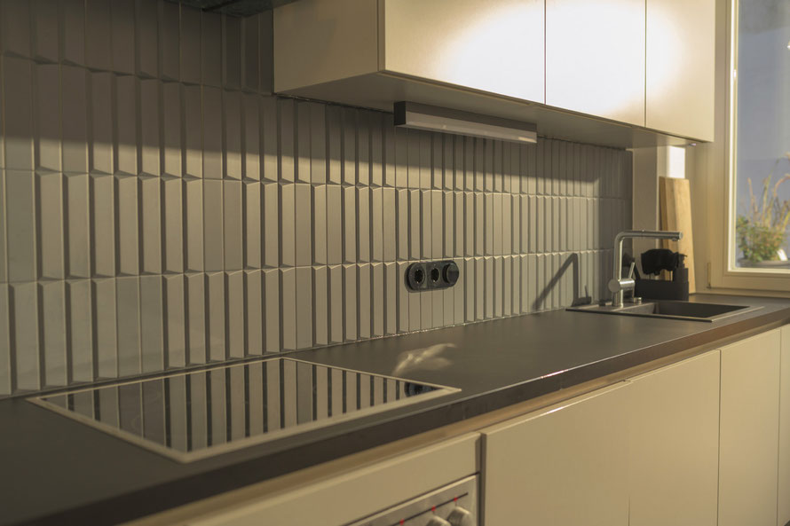 Raisch Fliesen Stuttgart - Innovatives Design: matte 3D Küchenwand Fliesen in dunkelgrau, mit Charme