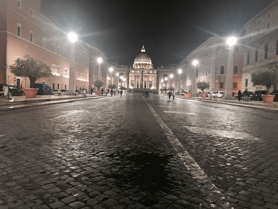 Rom geht weiter auf Abstand - denn so menschenleer wie auf dem Foto zeigte sich Rom in den letzten Wochen nicht überall. 