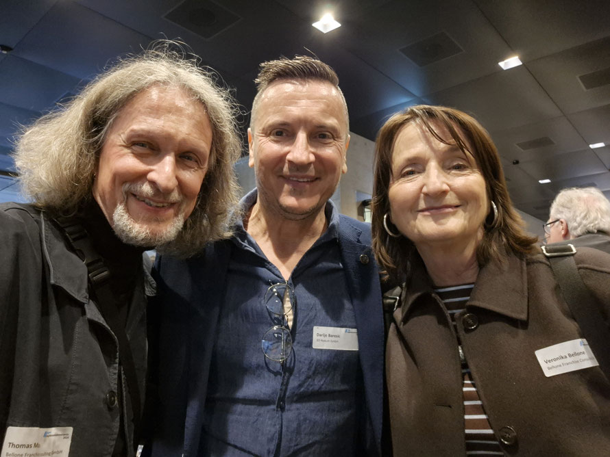 Darijo Baresic mit Prof. Veronika Bellone und Thomas Matla © Foto: Bellone Franchise Consulting GmbH