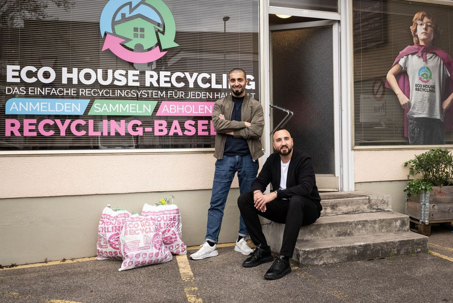 Cem Özdemir (links) und Elvis Radonjic (rechts) vor der Firmenzentrale © Eco House Recycling GmbH
