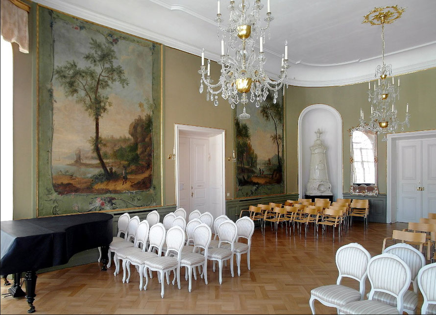 Schloss Reinhardtsgrimma in 2013: Festsaal im Obergeschoss (Quelle: https://www.wikiwand.com/de/Schloss_Reinhardtsgrimma)