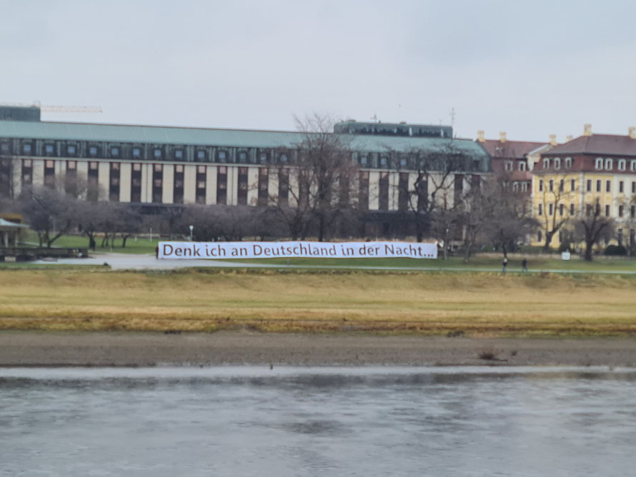 06.12.2021, Banner an der Elbe, Dresden (Netzfund)