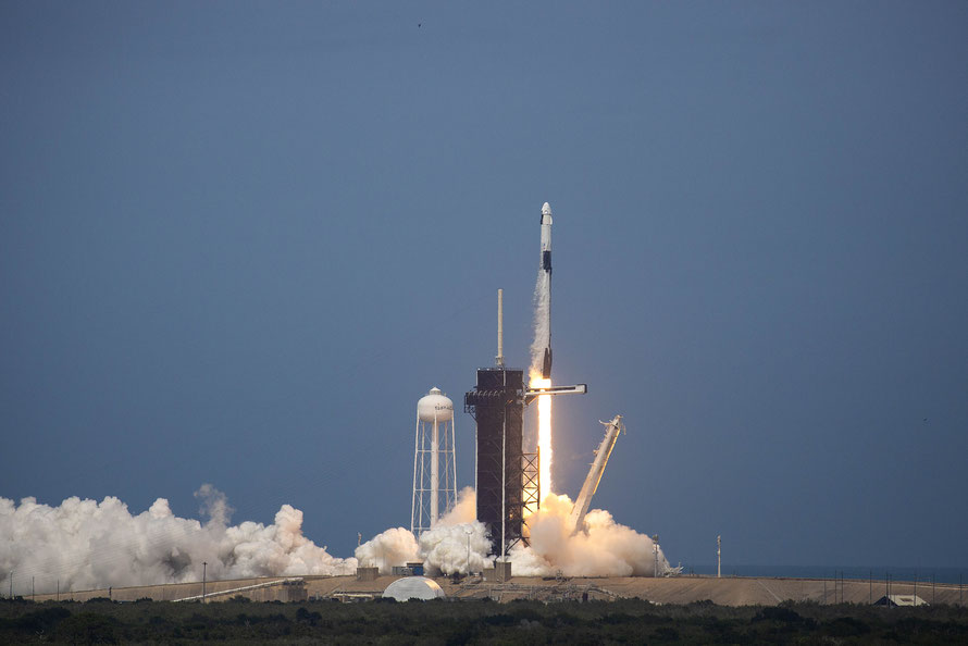 Weltraumunternehmen SpaceX von Elon Musk: Die Falcon-9 Rakete am Launchpad 39A in Cape Canaveral beim Abheben – in der Raumkapsel: Bob Behnken und Doug Hurley, zwei US-Astronauten. © Saul Martinez/​Getty Images