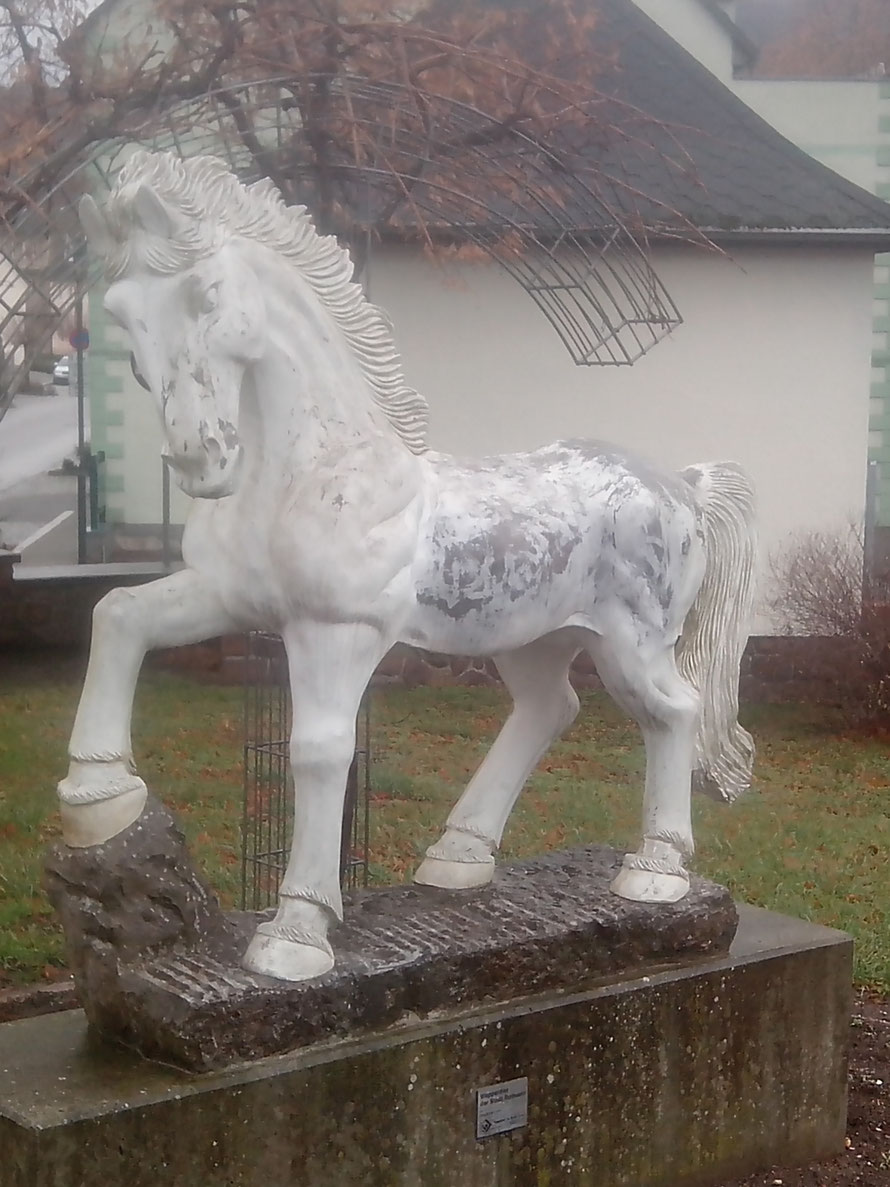 Mein Rossi aus Roßwein, Skulptur in Roßwein an der Muldenbrücke, Bahnhofstraße / Auf dem Werder