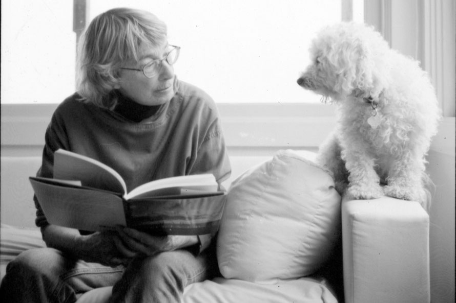 Mary Oliver und ihr Hund (Foto: www.poetryfoundation.org / Rachel Giese Brown)