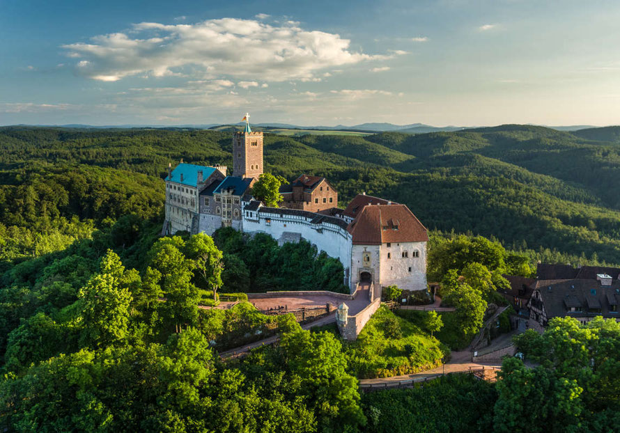 Die Wartburg in Eisenach (Bild: https://www.visit-thuringia.com/travel-hotel-holiday-tour/wartburg-103596.html)