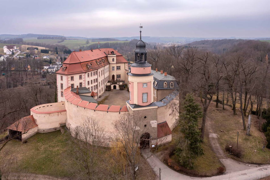 Schloss Wolkenburg (www.tag24.de/nachrichten/regionales/sachsen/zwickau/schloss-wolkenburg-zeigt-seine-adlige-vergangenheit-2375206)