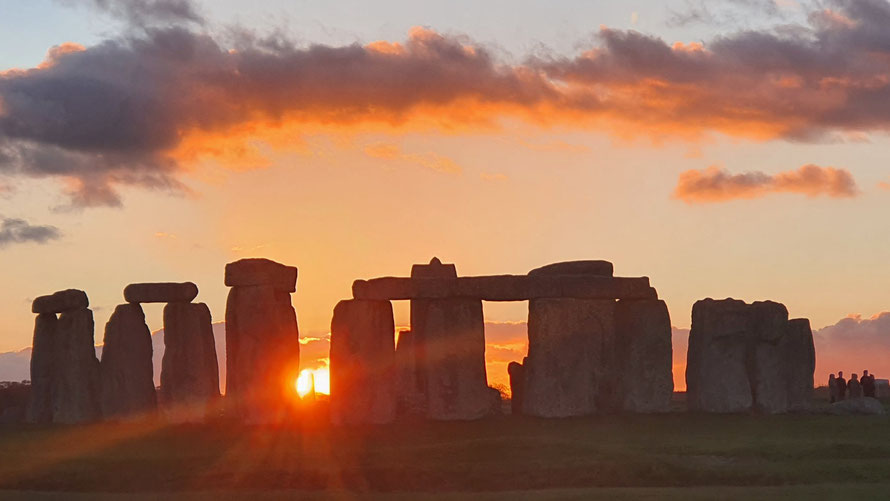 Sonnenaufgang heute morgen 08:08 in Stonehenge, dem berühmtesten Steinkreis Englands (Bild: www.twitter.com / @STONEHENGE)