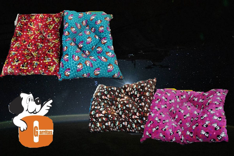 TAPETE RECTANGULAR CONFECCIONADO EN PELUCHE MINK ESTAMPADO CON CIERRES PARA MEJOR VACIADO Y LAVADO , RELLENO DE DELCRON SILICONIZADO Y BASE DE LONETA