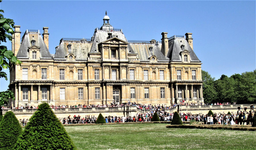 maisons-laffitte la foule devant le chateau