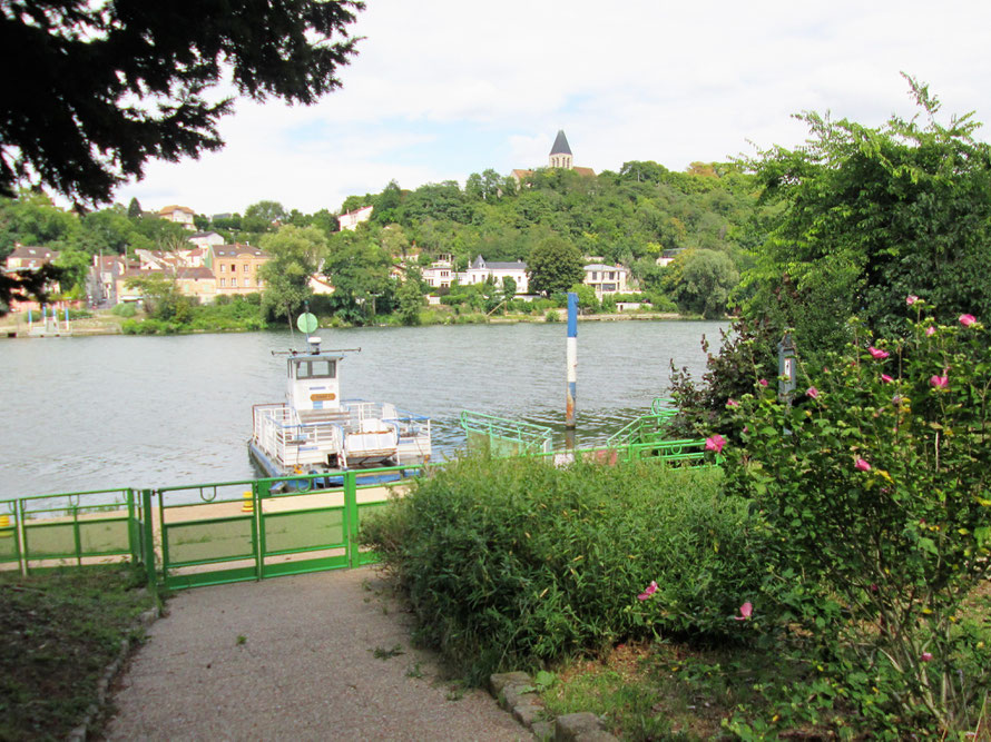 Le bac qui traverse la Seine vers La Frette