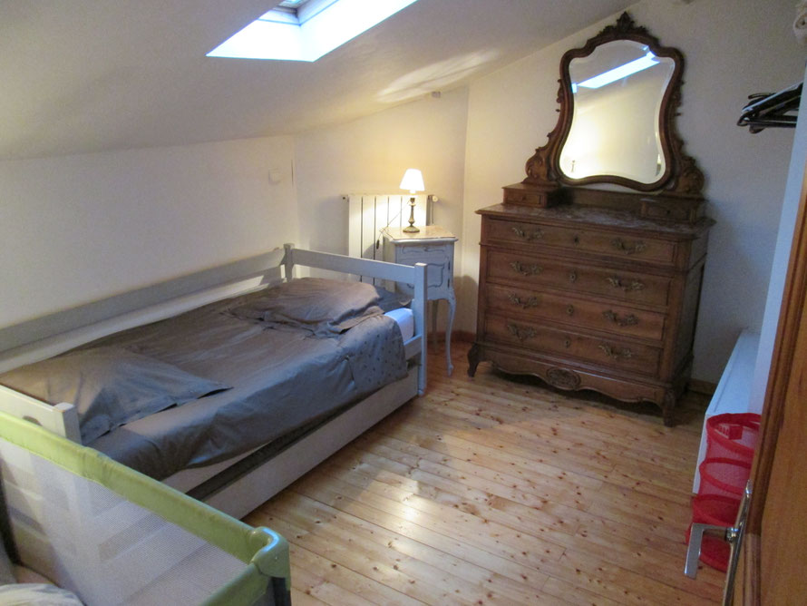 lits de 90 dans la chambre