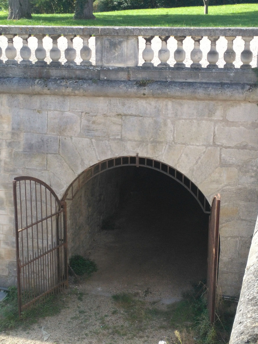 Entrée du souterrain entre le château de Maisons-Laffitte et la vieille église 