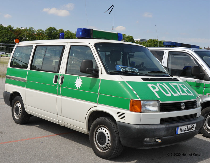 Kennzeichnung der Einheit mittels Schild in Front- und Heckscheibe