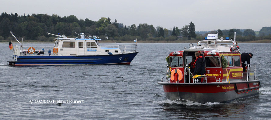 Mit dem neuen Feuerwehrboot aus Prien.