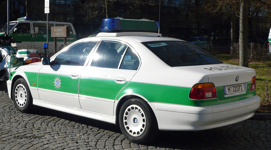 Mit Begleitmotorräder in Warteposition vor der bayerischen Staatskanzlei