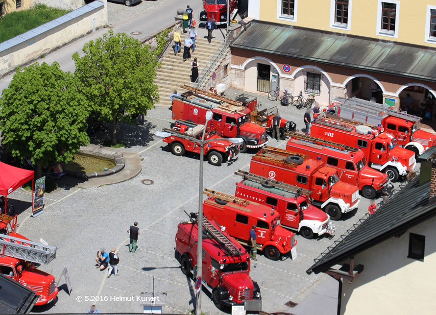 Vor dem Rathaus.
