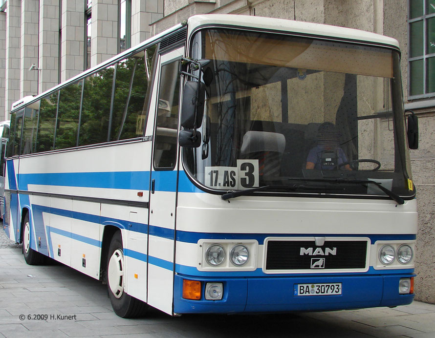 Bus in den bayerischen Farben Weiß und Blau und ohne Sondersignalanlagen