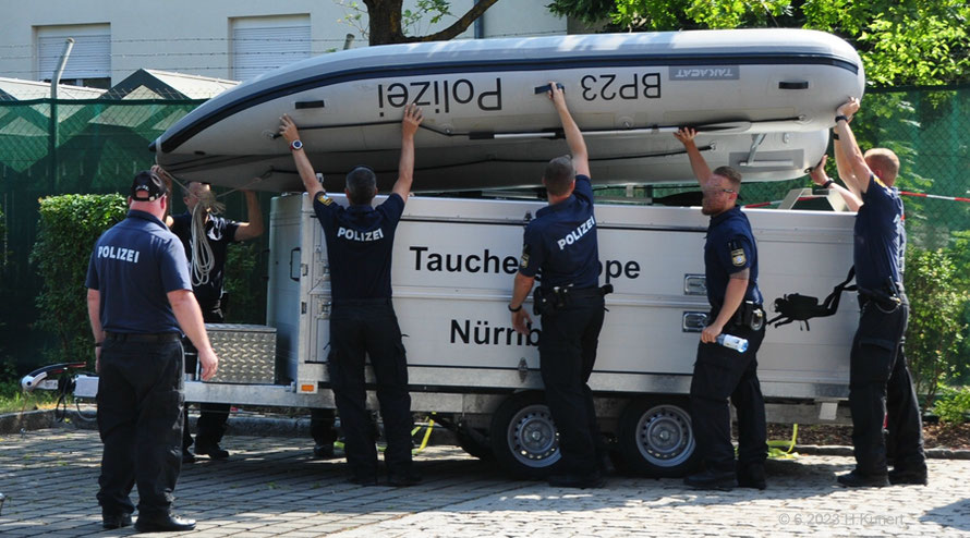 Entladen des Schlauchbootes