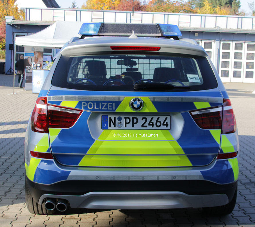 In der Heckscheibe die Kennung 54/26.