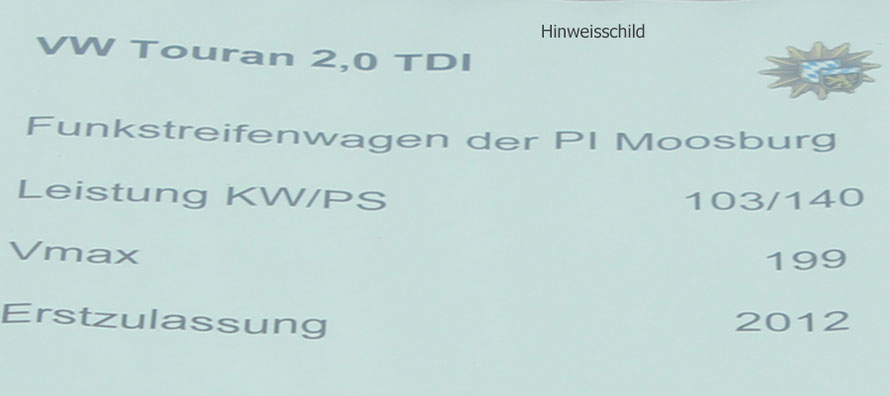 Schild im Fahrzeug bei der Fahrzeugausstellung beim Tag der offenen Tür der PI