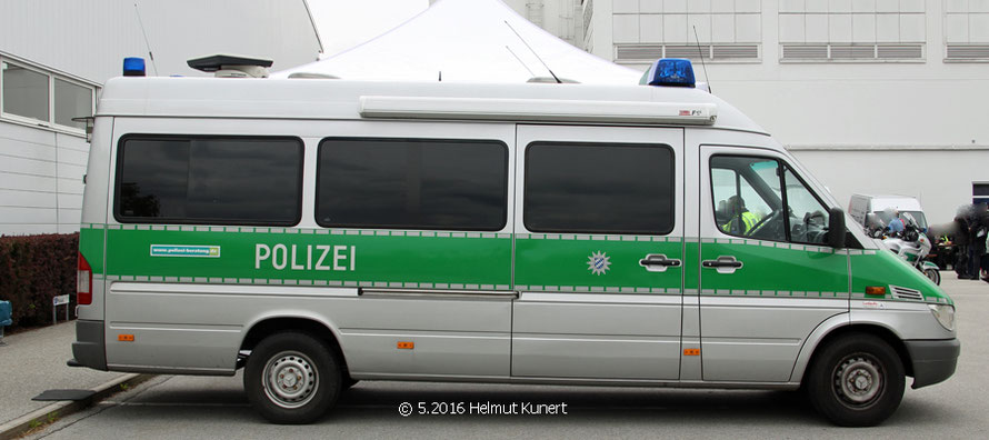 Der Mercedes-Benz Sprinter teilt sich auf in einen Funkraum in der Fahrzeugmitte und einen Besprechungsraum im hinteren Teil.