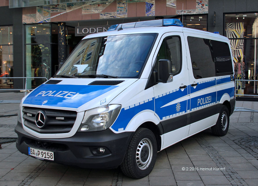 Kennung der Abteilung im Weiß der Motorhaube.