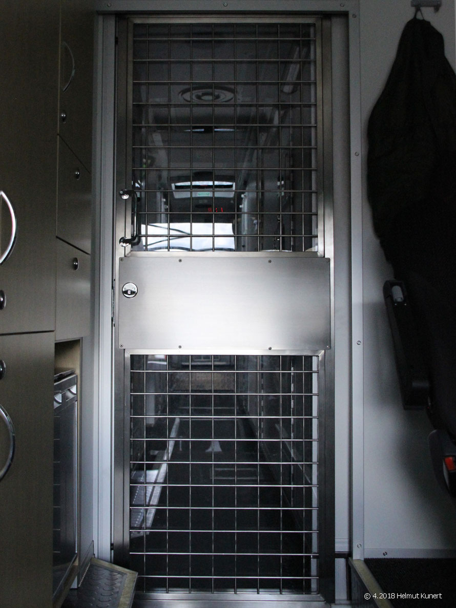 Zugang zu den Zellen vom Fahrerraum gesehen.