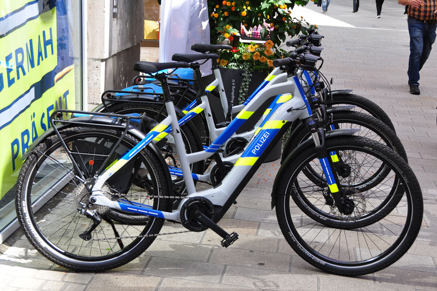 Drei Pedelecs mit niedrigem Einstieg