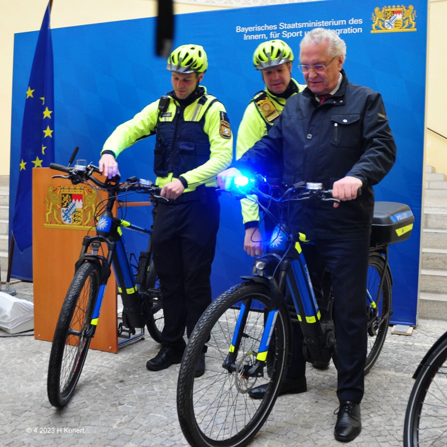 Der Minister auf "seinem" Rad. (wurde von ihm 2022 mit seinem Autogramm versehen) 