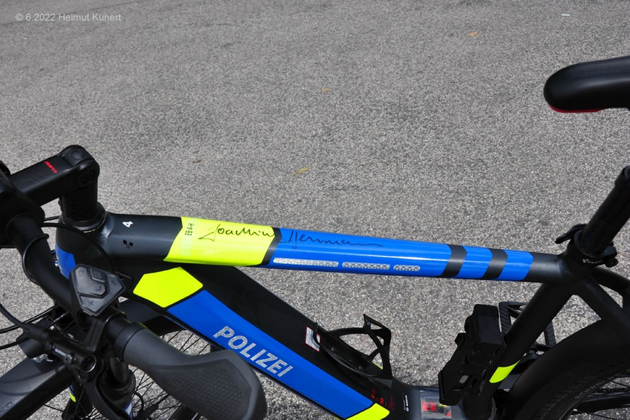 und gibt ein Autogramm