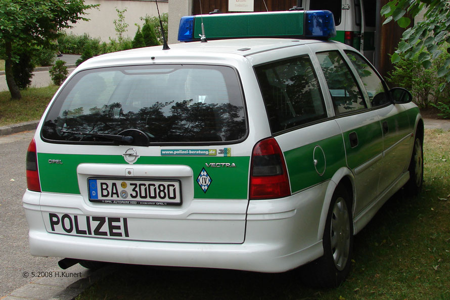 Schriftzug POLIZEI auf der linken Seite!